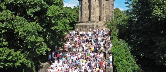 Wette gewonnen! 225 Personen, die Hermann oder Armin als Vor- oder Nachnamen tragen, bringen dem Cheruskerfürsten ein Geburtstagsständchen. - © Nicole Ellerbrake