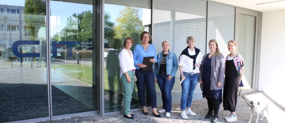 Freuen sich auf den Lippischen Infotag für Frauen: Anja Moldehn (von links; CIIT), Silke Quentmeier (FAIR), Olga Grunau (CIIT), Christiane Osterhage (Alte Hansestadt Lemgo), Samantha Trzeciak-Hawes (Gleichstellungsstelle Kreis Lippe), Katharina Götting (FAIR) und Hündin Ojito. - © Chiara Wibbeke