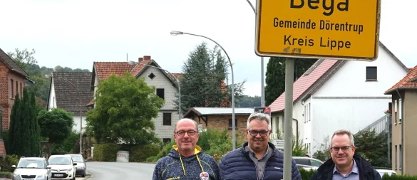 An der B66: Dirk Brinkmeier, Falk Niehage und Michael Kuhlemann (von links) aus Bega. - © Axel Bürger