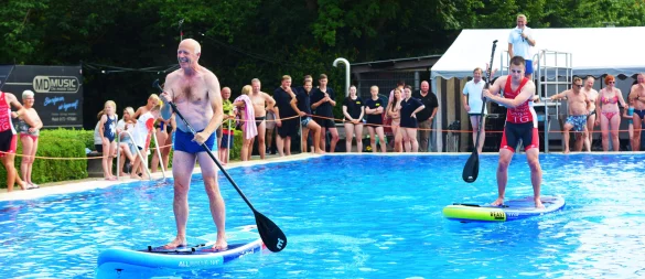 Im Finale: Die Teams der Freibad Initiative und der Triathleten kämpften um den Sieg. - © Nicole Ellerbrake