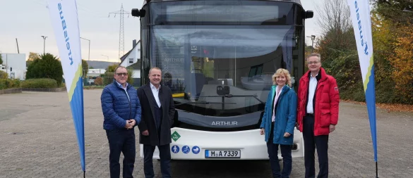 So in etwa wird er einmal aussehen (von links): Wolfram Kneist (Gemeinde Kalletal), der Kalletaler Bürgermeister Mario Hecker, Dr. Beatrix Wallberg (Dezernentin Kreis Herford) und Andreas Warnecke (Geschäftsführer der kommunalen Verkehrsgesellschaft "KreisBus") stehen vor dem Wasserstoff-Bus, der derzeit erprobt wird. - © Kreis Herford