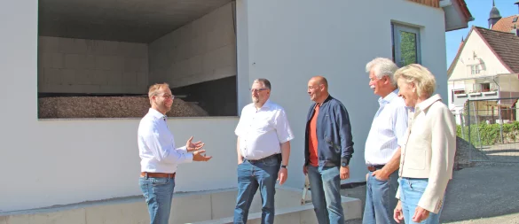Bürgermeister Borris Ortmeier (von links), Pfarrer Michael Keil, Uwe Huxoll von der evangelisch-reformierten Kirchengemeinde sowie Georg und Ursula von Schönberg stehen vor dem neuen Heizhaus. - © Nadine Uphoff