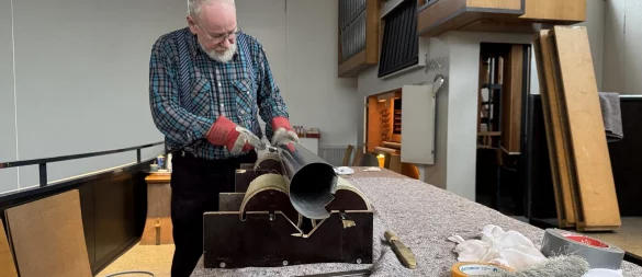 Werner Ullrich, Metallpfeifenmacher im Orgelbau, bei der filigranen Restaurierung einer Orgelpfeife in der Auferstehungskirche in Bad Salzuflen. - © Sven Kienscherf