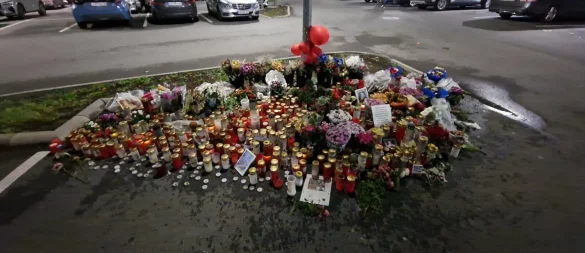 Die Gedenkstelle für den getöteten 16-Jährigen ist nach wie vor mit Blumen und Bildern geschmückt. - © Nadine Uphoff