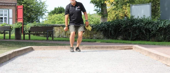 Rüdiger Haase beim Wurf: Mit Konzentration und Präzision wurde der Blomberger mit seinem Team NRW-Landesmeister im Boule. - © Chiara Wibbeke