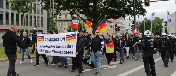 Etwa 30 Rechte waren zur Demo in Bielefeld erschienen, zur Gegendemo kamen an zwei Versammlungsorten rund 600 Menschen. - © Claus Frickemeier