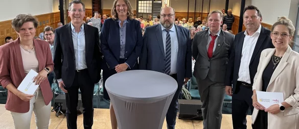 LZ-Redakteurin Janet König (links) und Radio-Lippe-Moderatorin Judith Brentrup (rechts) fühlten den Detmolder Bürgermeister-Kandidaten (von links) Dr. Elmar Thyzel (FDP), Dr. Marika Thiersch (CDU), Viktor Hübner (AfD), Nadine Anita Eschen (Die Partei) und Frank Hilker (SPD) auf den Zahn. - © Jana Beckmann