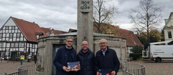 Lions-Präsident Martin Micheely (von links), Kalenderteam-Leiter Tobias Hübner und Vize-Präsident Willi Terschluse mit dem neuen Kalender. - © Lions Club Bad Salzuflen