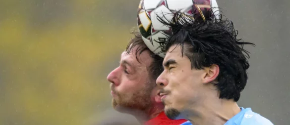 Intensive Duelle: Johann Felker (links) vom Post-TSV Detmold und Levent Kaplan vom SV Avenwedde steigen gemeinsam zum Kopfballduell hoch. - © Egon Penner