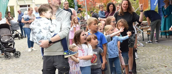 Kinder und Eltern gehen beim Auftritt von "Krawallo" am Sonntagnachmittag gleichermaßen mit, singen, springen und recken die Hände in den Himmel. - © Karin Prignitz