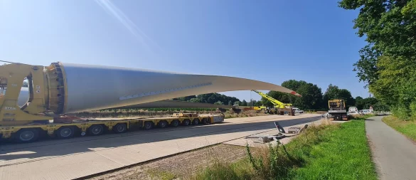 Das war eines der letzten Rotorblätter, das von Wöbbel auf die Reise in den Lügder Windpark gegangen ist. Derzeit räumt die Nachhut die letzten Stahlplatten von der Ackerfläche: Mission beendet. - © Marianne Schwarzer