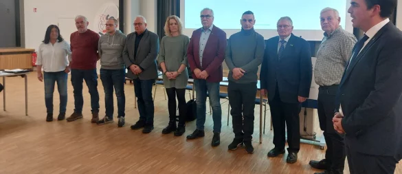 Bürgermeister Torben Blome (von rechts) hat die Ortsbürgermeister und Ortsbürgermeisterinnen in ihr Amt eingeführt: Wolfgang Siefert (SPD, Elbrinxen), Herbert Begemann (SPD, Rischenau), Stephan Müller (SPD, Niese), Klaus Zumhasch (SPD, Lügde), Natascha Goebbelet (CDU, Wörderfeld), Detlef Schake (FWG, Sabbenhausen), Jannik Grote (CDU, Köterberg), Gerhard Schröder (SPD, Falkenhagen) und Monique Henn (SPD, Harzberg). Es fehlt Reinhard Müller (CDU, Hummersen). - © Michaela Weiße