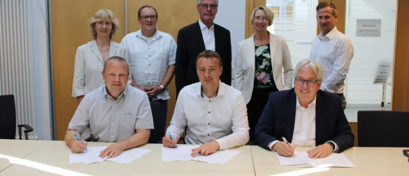Bürgermeister Mario Hecker (vorne, von links), Dr. Steve Flechsig (Wasserstoff Lichtenau) und Herfords Landrat Jürgen Müller unterzeichnen die Absichtserklärung. Dahinter stehen (von links) Dr. Beatrix Wallberg (Dezernentin Kreis Herford), Wasserstoff-Projektmanager Wolfram Kneist, Friedel Heuwinkel (HFM), Birgit Rehberg (Kreis Herford) und Timo Bröker (TH OWL). - © Lorraine Brinkmann