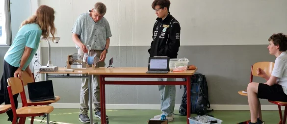 Richard Weber (von links), Meteorologe Clemens Simmer, Giuliano Boccardo und Luiz Stoellger führen das Experiment durch. - © Nadine Uphoff