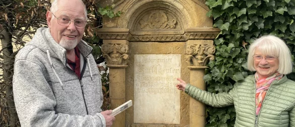 Ein Grabstein mit einer abenteuerlichen Familiengeschichte dahinter: Klaus Dieter Koch und Hella Sander beleuchten die Entwicklung der Steinmetzfamilie Reuter, die das Baugeschehen im 19. Jahrhundert prägte. - © Horst Biere