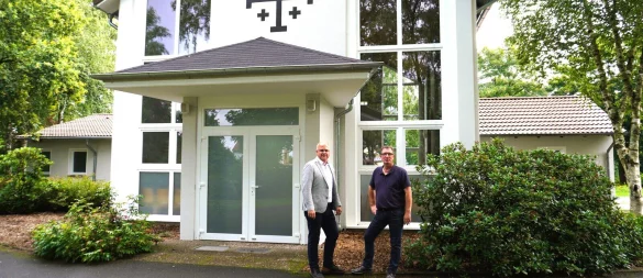 Bürgermeister Marcus Püster (links) und Bauamtsmitarbeiter Michael Weber vor der Kapelle. - © Gemeinde Schlangen