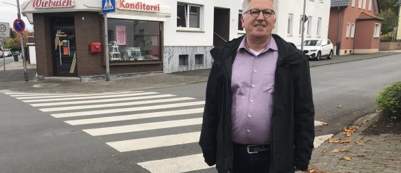 Dr. Johann Malcher steht an einem Zebrastreifen in der Heldmanstraße, für dessen Erhalt er am Beginn seines kommunalpolitischen Engagements erfolgreich gekämpft hat. - © Sven Kienscherf