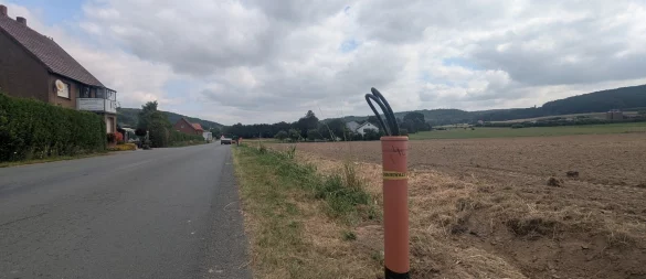 An der Bruchstraße in Langenholzhausen wird in Kürze eine der zehn neuen Laternen angebunden. Ein Fachunternehmen ist bei der Arbeit. Im Vordergrund sieht man die Schlaufe eines Straßenbeleuchtungskabels. - © Gemeinde Kalletal
