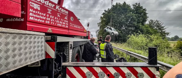 Ende Mai war eine Autofahrerin mit ihrem Nissan im Ortsteil Stedefreund in die Aa gefahren. Ein Mann aus Löhne befreite sie. War die Frau kurz zuvor möglicherweise am Steuer eingenickt? - © Daniel Salmon
