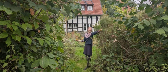Astrid Weigel in ihrem Element: Durch den Garten des alten Fachwerkhauses streifen, die Früchte ernten oder aufsammeln, Farben und Strukturen entdecken. - © Annika Langhagel