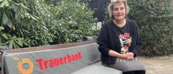 Eva Lades und die anderen ehrenamtlichen Trauerbegleiterinnen sind jeden Mittwoch auf der Trauerbank zu finden. Aktuell ist Winterpause, doch im Mai geht das Angebot weiter. - © Nico Düllmann