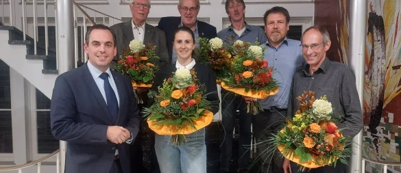 Bürgermeister Torben Blome (von links) verabschiedet Hans-Josef Stumpe (SPD), Dorthe Günnewich (SPD), Michael Schröder (FWG Lügde), Michael Wiedbrauck (CDU), Jens Frischemeier (CDU) und Dirk Langreck (CDU) aus dem Rat. Es fehlen: Luca Frank Gadzimski (CDU), Lea Haße (SPD), Monika Reker (SPD) und Heinz von der Heide (FWG Lügde). - © Michaela Weiße