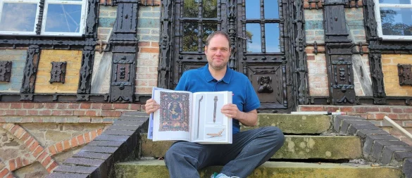 Ein Pariser Museum hat Fabian Schröder, der vor dem Junkerhaus in Lemgo sitzt, über das Auftauchen des unbekannten Kunstwerks informiert. - © Vasco Stemmer