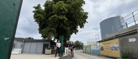 Björn Schakat (Vorstand Tierschutzverein, von links), Stadtwerke-Geschäftsführer Volker Stammer und Stefan Quirini (Vorstand Tierschutzverein) stehen am neuen Rolltor, dass sechs Meter breit ist. Im Hintergrund sieht man rechts den neu errichteten Wärmespeicher der Stadtwerke. - © Sven Kienscherf