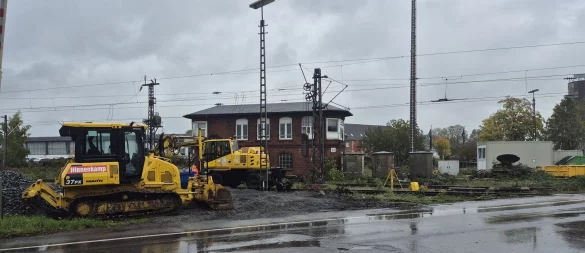 Die Arbeiten am Bahnübergang an der Heidenschen Straße haben begonnen. Die Bahn erneuert Weichen und Gleise. - © Lorraine Brinkmann