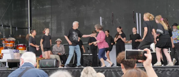 Zu Elvis Presleys "Jailhous Rock" legten Andrea und Wolfgang MacGregor eine kesse Sohle aufs Parkett. Die Fünft- und Sechstklässlerinnen der Tanz-AG der Realschule zeigten später auch noch ihr Können. - © Jost Wolf