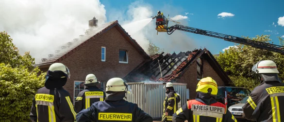 Rund 90 Einsatzkräfte der Feuerwehr wurden am Donnerstag zu einem Wohnhausbrand nach Horn-Bad Meinberg gerufen. - © FREITAG-TV