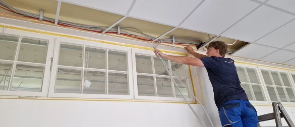 Luis Martens von der Firma Elektro Steinmeyer verlegt Kabel in der Grundschule Barntrup. - © Nadine Uphoff