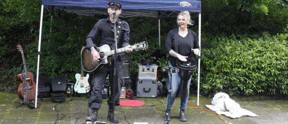 Der Sänger Ian Leding bediente mit seiner tiefen Stimme den Sound des Darkwave. Unterstützt wurde er dabei von seiner Partnerin Annie Rose am Djembe. - © Juliana Szabo