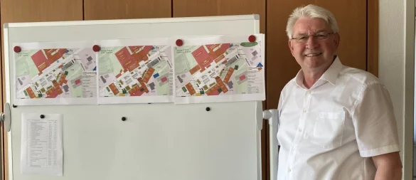 Bürgermeister Thomas Katzer hat die Pläne für das Festgelände mit den Veranstaltungen für drei Tage fest im Blick. - © Cordula Gröne