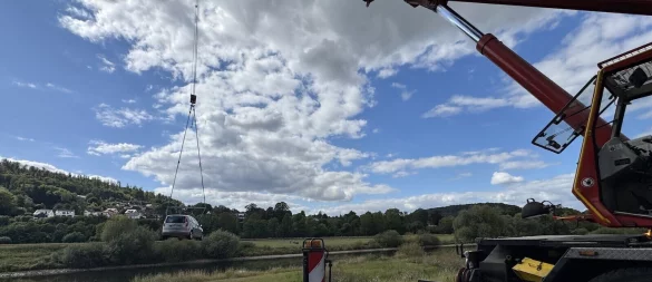 Ein Spezialkran musste das Fahrzeug aus der Weser bei Höxter heben. - © Feuerwehr Höxter