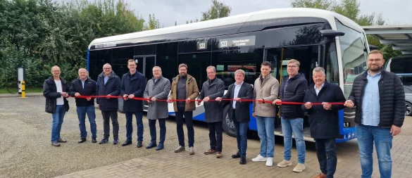 Die Verantwortlichen stehen auf dem Betriebshof von Felix-Reisen in Kalletal vor einem der E-Busse, der die neue Schnellbuslinie 33 zwischen Detmold, Lemgo und Kalletal bedient. Symbolisch schneiden sie das Band durch. - © Nadine Uphoff