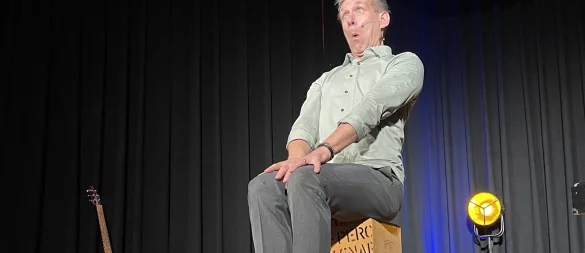 Grimassen und körperliche Höchstleistung: Multitalent und "Springinsfeld" Thomas Philipzen unterhält das Publikum im Lügder Klostersaal vortrefflich. - © Silke Buhrmester