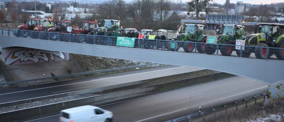 Einen Tag vor dem großen Demonstrationszug postierten sich Bauern aus Bad Oeynhausen auf der Brücke über die A30-Nordumgehung, um ihrem Anliegen Nachdruck zu verleihen. - © Jörg Stuke