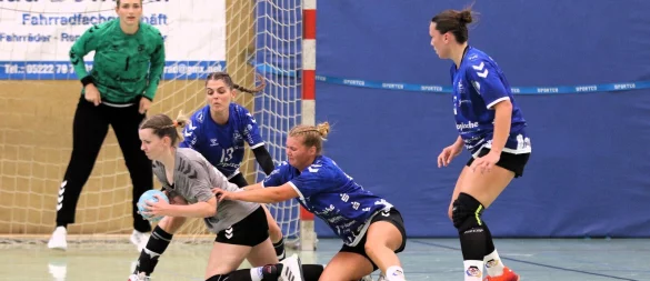 Vier Salzuflerinnen Lotta Bruns, Lena Marie Werner und Viola Jacobsmeier (von rechts) kommen nicht an den Ball. Torhüterin Laura Ortjohann die Szene. - © Oliver König