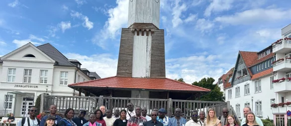 Afrika meets Bad Salzuflen: im Rahmen des „OWL Afrofestivals 2025“ hat eine Delegation aus dem westafrikanischen Burkina Faso die Kurstadt besucht. Ein Programmpunkt war die Besichtigung des Uhrenturm-Gradierwerkes. - © Stadt Bad Salzuflen