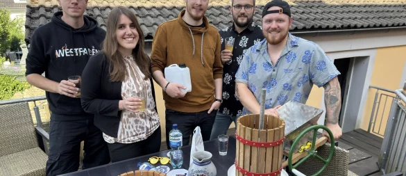 Torben Dziekan (von links), Michelle Teuber, Erik Freitag, Marios Georgoudious und Marcel Thoma gehören zu den Gründern des Vereins. Vor sich auf dem Tisch zeigen sie Utensilien, mit denen man Apfelwein machen kann. - © Sven Kienscherf