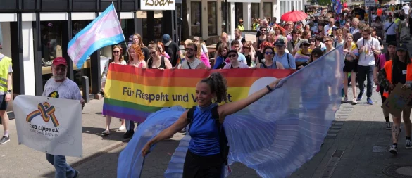 Detmold steht beim CSD ganz im Zeichen des Regenbogens. Rund 1000 Menschen ziehen bei der Demonstration durch die Innenstadt. - © Thomas Krügler