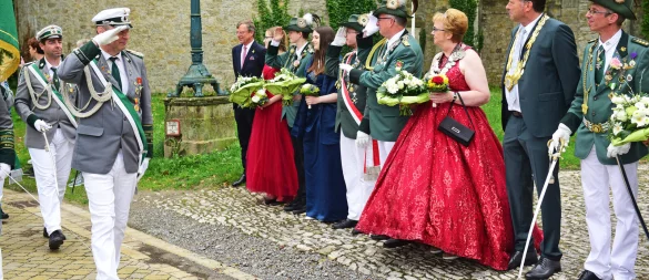 Der neue König Hans-Jürgen Ahlgrimm (Vierter von rechts) und seine Königin Jutta Raeth (rechts daneben) nehmen die Parade ab. - © Nicole Ellerbrake