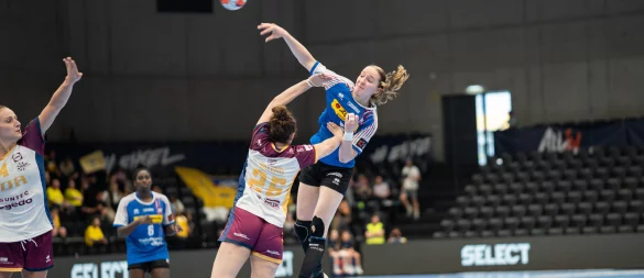 Nieke Kühne (HSG Blomberg-Lippe) im Torwurf beim Spiel um Platz drei gegen Dijon. - © Timon Peters