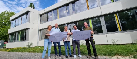 Stehen vor der frisch gestrichenen Fassade der Grundschule Langenholzhausen mit den Plänen in der Hand: Schulleiterin Irina Müller (von links), Fachbereichsleiter Olaf Kapelle, Bauamtsleiterin Ewa Hermann, Bauleiter Nikolai Stoll und Hausmeister Dirk Frevert. - © Nadine Uphoff