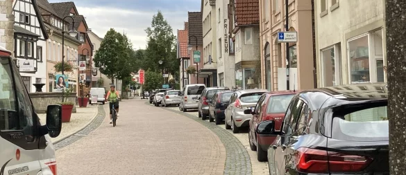 In der oberen Mittelstraße ist Parken nur zwei Stunden erlaubt, was für Anwohner mit Fahrzeug problematisch ist. - © Cordula Gröne