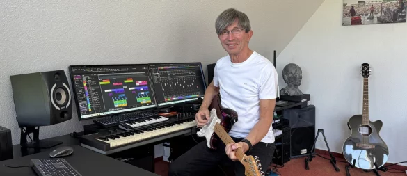 Dr. Günther Olesch in seinem Heimstudio: Die Sounds kommen aus dem Sampler, Gitarre spielt er aber selbst ein. - © Günther Olesch