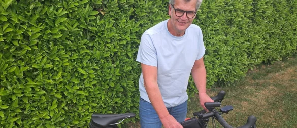 Maik Aspelmeier (54) hat ein neues flexibles Befestigungssystem für Taschen und Flaschen an Rädern entwickelt. - © Anastasia von Fugler