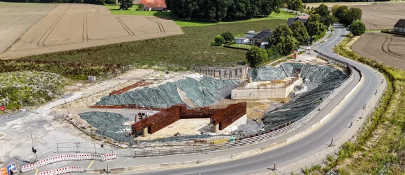 Es gibt Bauprojekte, die unter keinem guten Stern stehen. Dazu zählt wohl auch der Lückenschluss der Ostwestfalenstraße, der Landesstraße 712n. Das rund 2,3 Kilometer lange Verlängerungsstück zwischen Lockhausen und der Herforder Straße in Bielefeld sollte mit dazugehöriger Brückenquerung über die Elverdisser Straße bereits im Sommer 2025 fertig sein. Doch anstelle einer hohen Brücke befindet sich an der Stelle ein tiefes Bauloch mit unfertigen, vor sich hin rostenden Stahlbetonfundamenten. Foto: Stefan Gerold - © Stefan Gerold