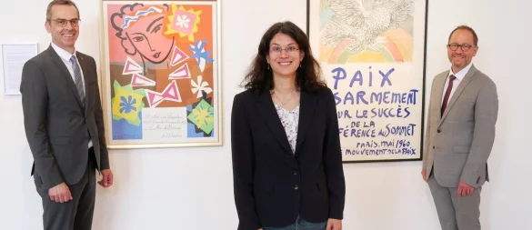 Künstlerplakate von Matisse und Picasso: Schieder-Schwalenbergs Bürgermeister Jörg Bierwirth, Dr. Mayarí Granados und Jörg Düning-Gast (von links) freuen sich über die hochkarätige Ausstellung 2020 in Schwalenberg. - © Archivfoto: Thomas Krügler
